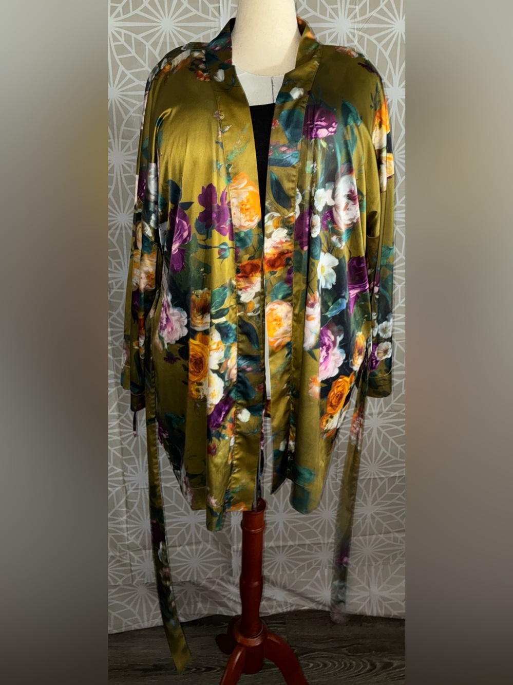 Printed Stretch Satin Robe (Renaissance Roses Green Moss, Size 22/24) - Picture 5 of 12